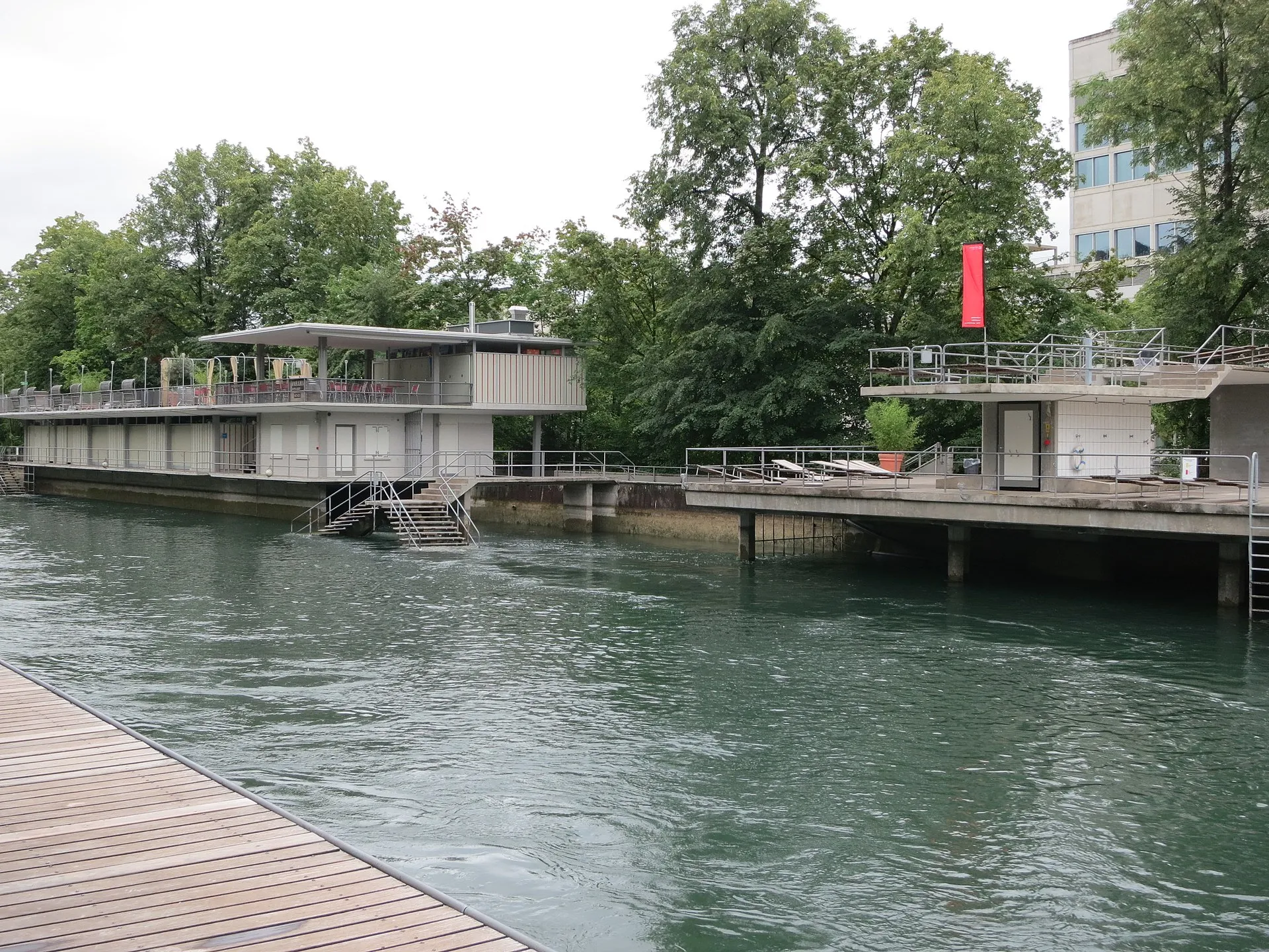 Bagnanti al bagno fluviale Oberer Letten a Zurigo
